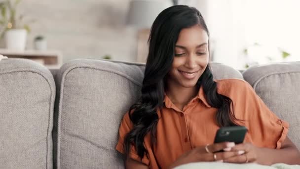 Mulher Telefone Sorriso Para Conversar Sofá Sala Estar Comunicação Mensagens — Vídeo de Stock