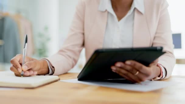 Pisanie Tablet Ręce Czarnej Kobiety Notebooka Pracy Online Badania Strona — Wideo stockowe
