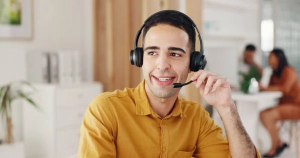 联系我们 呼叫中心和Crm 在现代办公室的电脑人 带着耳机和微笑的客户服务代理 服务台 电话推销或销售顾问 快乐的咨询支助和咨询 — 图库照片