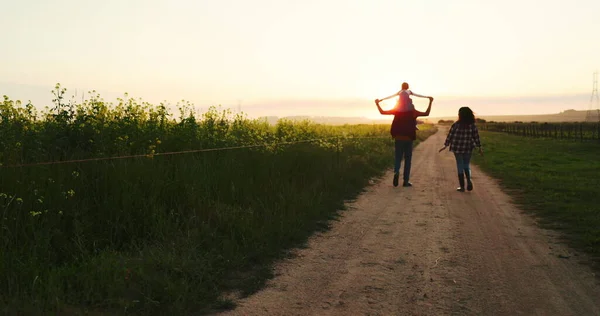 Rodzina Spacerująca Farmie Zachodzie Słońca Nawiązująca Więzi Bawiąca Się Przyrodzie — Zdjęcie stockowe