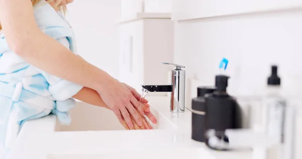 Limpeza Mãe Criança Lavar Mãos Banheiro Sua Casa Para Saúde — Fotografia de Stock