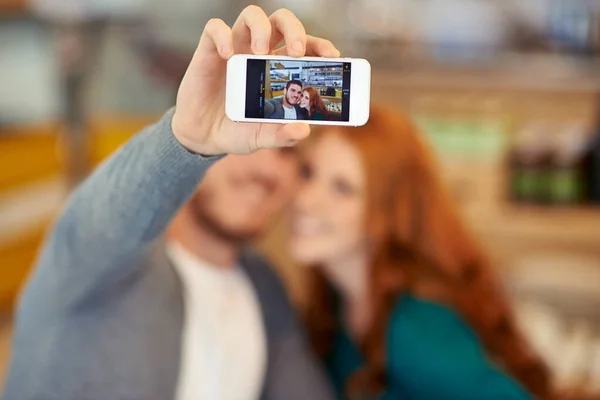 私たちがどれほど幸せであるかを世界に示しましょう 若いカップルがカフェでデート中に写真を撮り — ストック写真