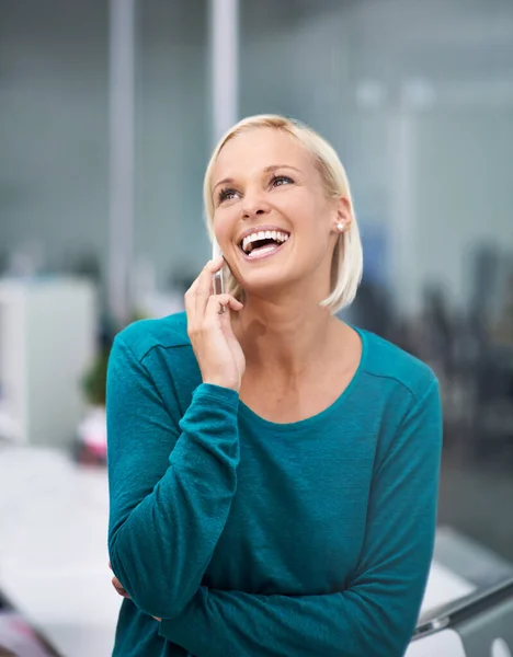 Śmiech Jej Klientami Młoda Kobieta Śmiejąca Się Przez Telefon Pracy — Zdjęcie stockowe