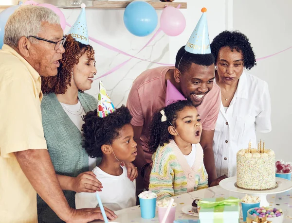 Urodziny Tort Dziewczyna Zdmuchnięta Świece Podczas Świętowania Czarną Rodziną Ich — Zdjęcie stockowe