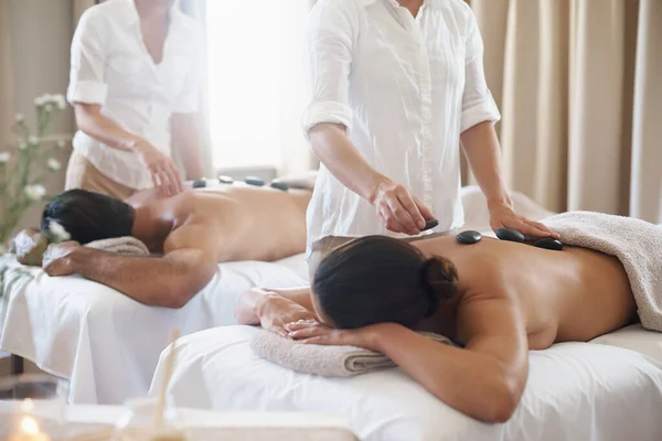 Mit Einer Massage Mit Heißen Steinen Den Kreislauf Schwung Bringen — Stockfoto