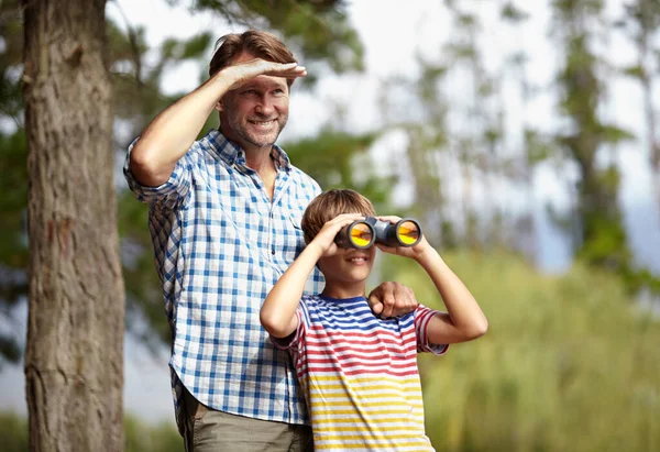 Discover Natures Secrets Young Boy Looking Binoculars While His Father — Stock Photo, Image