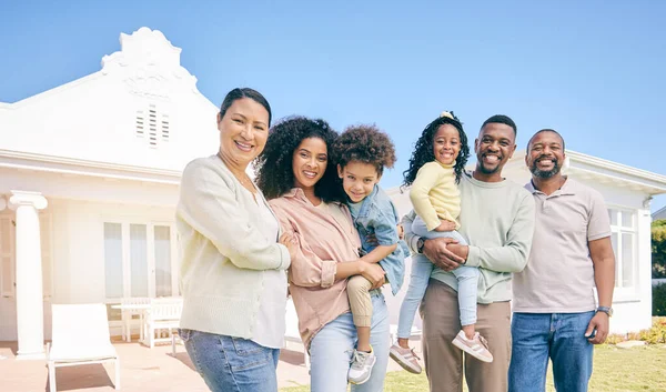 新しい家 不動産 投資と担保付き住宅ローン外の黒人家族の世代の肖像画 祖父母 両親と子供が一緒に立って 笑顔と幸福と住宅所有者 — ストック写真