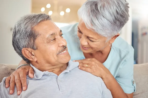Miłość Para Seniorów Zaufanie Między Partnerami Domu Relaks Więzi Cieszyć — Zdjęcie stockowe