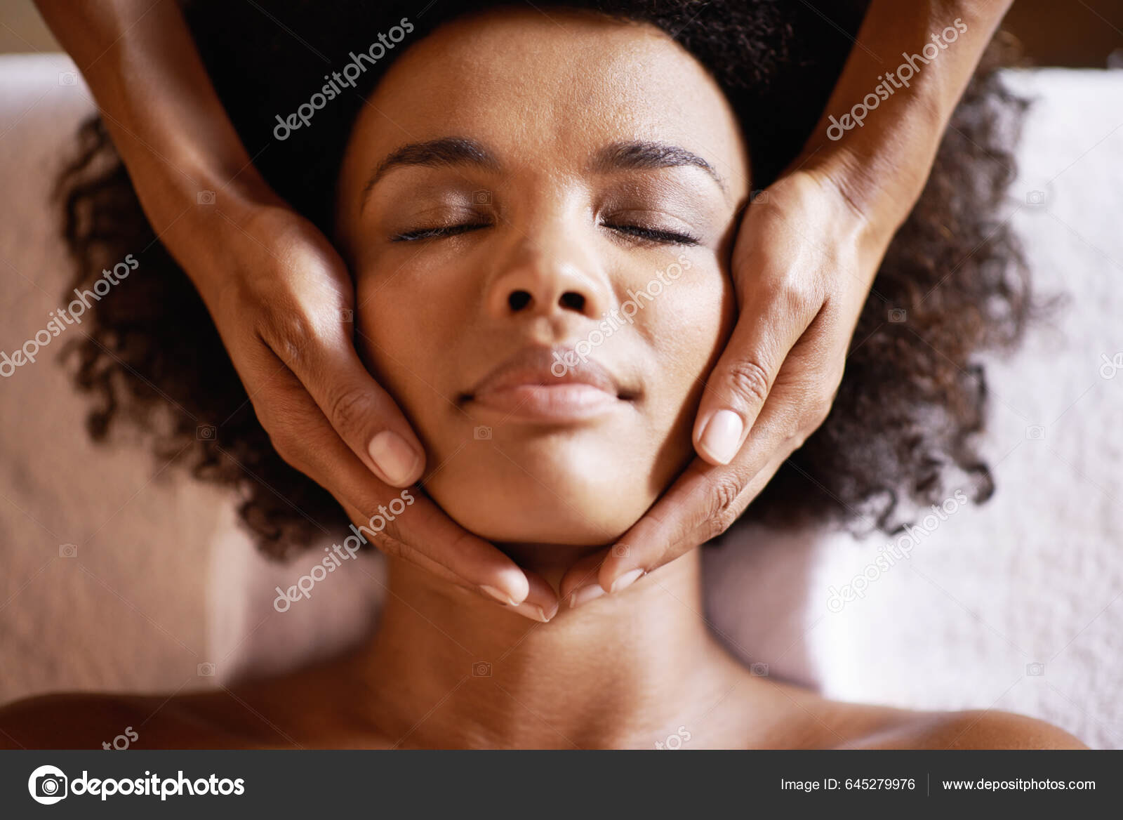 Realigning Body Mind Young Woman Getting Head Massage Beauty Spa — Stock  Photo © PeopleImages.com #645279976