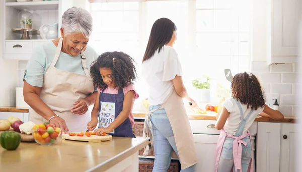 Μαύρη Οικογενειακή Μαγειρική Παιδιά Μαθαίνουν Και Γιαγιά Διδασκαλία Κορίτσι Για — Φωτογραφία Αρχείου