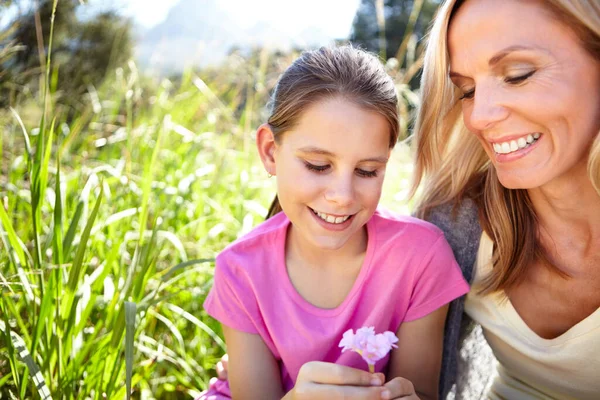 Flower Best Mom Young Girl Her Mother Picking Flowers — Stock Photo, Image