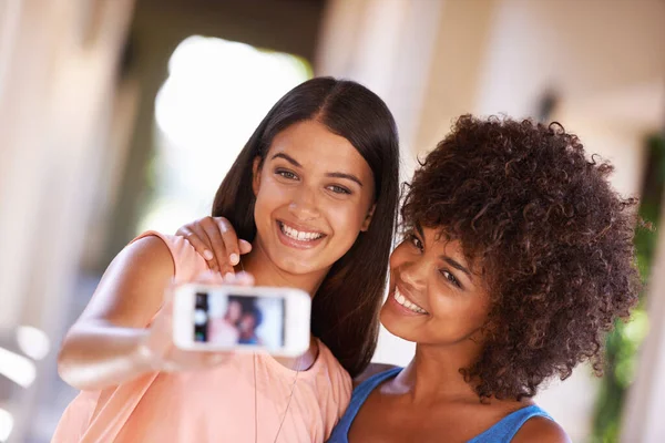 Усі Посміхаються Коли Друзі Гуляють Дві Подружки Беруть Селфі Мобільний — стокове фото