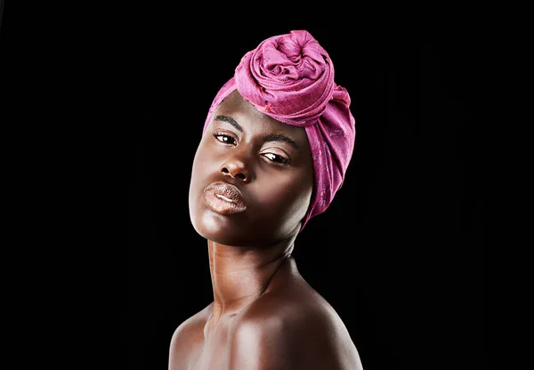 Trzyma Włosy Tajemnicy Studio Ujęcie Pięknej Kobiety Noszącej Chustę Czarnym — Zdjęcie stockowe