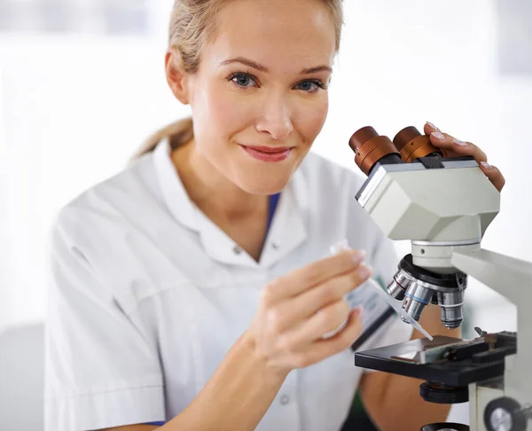 Όμορφη Βιολόγος Μια Όμορφη Γυναίκα Ένα Εργαστήριο Που Δουλεύει Μικροσκόπιο — Φωτογραφία Αρχείου