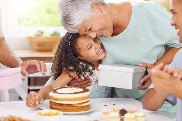 Uścisk Szczęśliwy Prezent Dla Babci Dziewczyny Tortem Urodzinowym Imprezie Szczęście — Zdjęcie stockowe