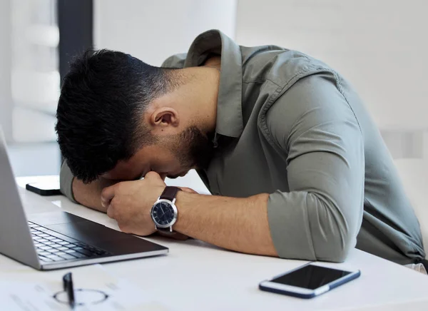 Drzemka Może Pomóc Strzał Młodego Biznesmena Śpiącego Biurze — Zdjęcie stockowe