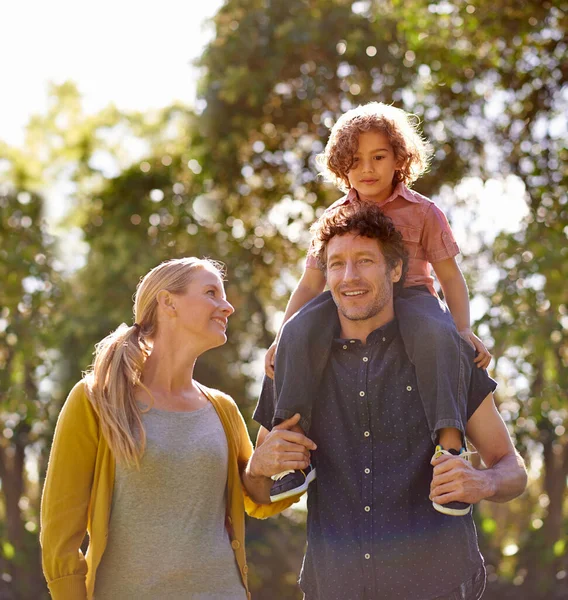 Een Familiedag Samen Doorbrengen Een Gelukkig Gezin Dat Samen Buiten — Stockfoto