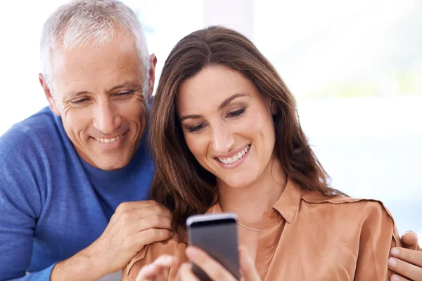 You Remember Date Happy Couple Looking Phone — Stock Photo, Image
