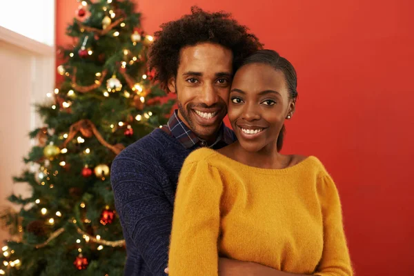 Festlig Kärlek Beskärda Porträtt Ett Kärleksfullt Ungt Par Julen — Stockfoto