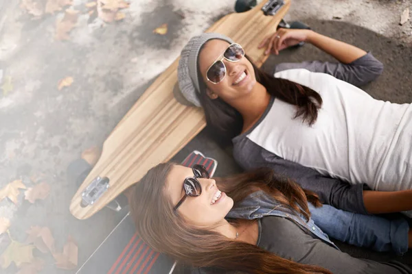 Отдыхаю Скейт Парке Две Молодые Женщины Скейтбордами Городе — стоковое фото