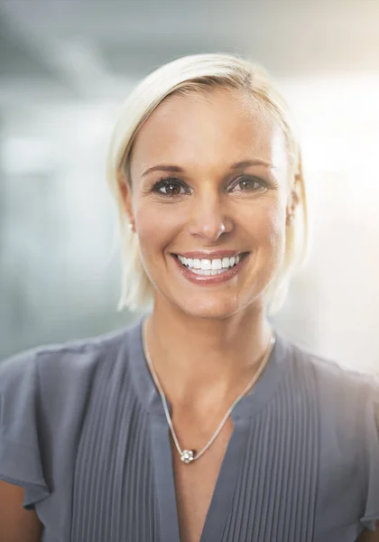 Sonrisa Del Éxito Retrato Recortado Una Atractiva Mujer Negocios Una —  Fotos de Stock
