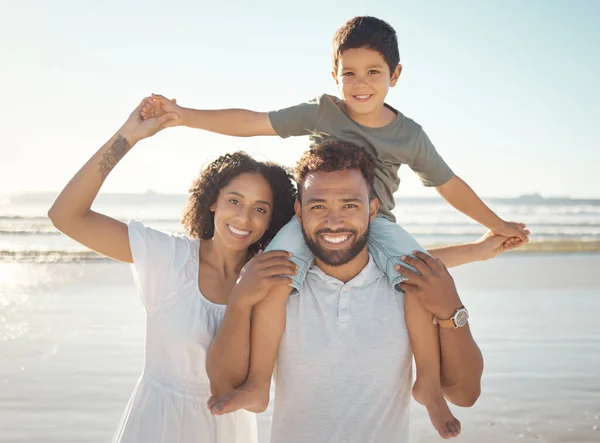 Szczęśliwa Rodzina Portret Wakacje Plaży Rodzicami Wiążącymi Się Synem Zabawna — Zdjęcie stockowe