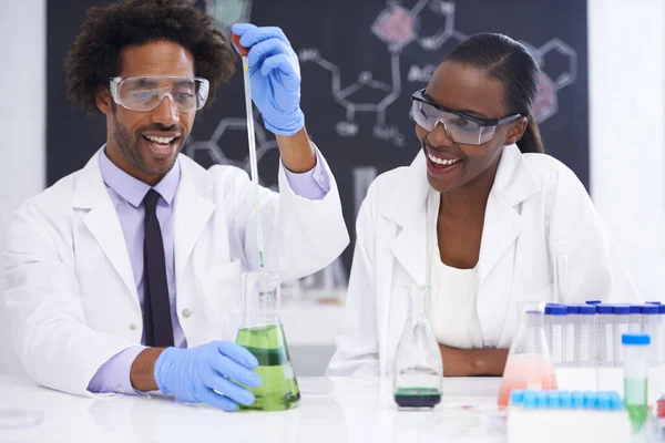 Chemická Zábava Dva Vědci Provádějící Experiment Různými Chemikáliemi — Stock fotografie