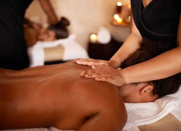 Statusaktualisierung Nicht Verfügbar Eine Massagetherapeutin Die Einer Frau Eine Massage — Stockfoto