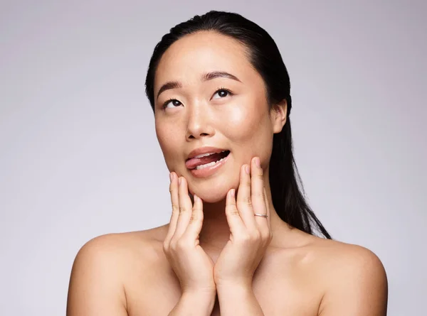 亚洲妇女 手和脸在美容护肤化妆品 肉毒杆菌或治疗工作室背景 日本女人满嘴笑容 对卫生或完美的肌肤感到满意 — 图库照片