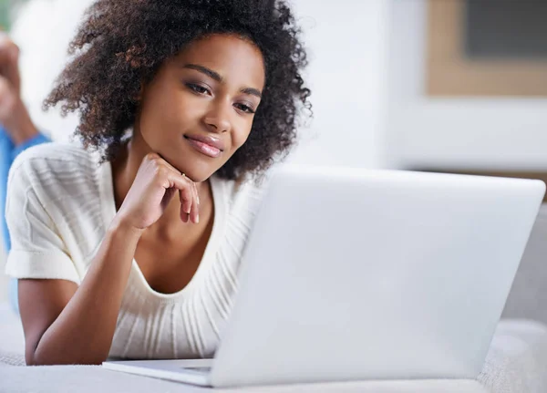 Navegando Seus Sites Favoritos Uma Jovem Mulher Usando Seu Laptop — Fotografia de Stock