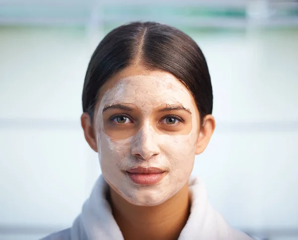 Osvěžení Kůže Portrét Atraktivní Mladé Ženy Masce Obličeje — Stock fotografie