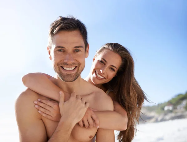 暑い天気と幸せな顔 ビーチで幸せなカップルの閉鎖ショット — ストック写真
