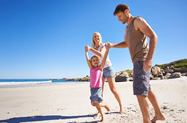 Trascinandoci Nuovo Spiaggia Piace Una Giovane Famiglia Felice Tre Persone — Foto Stock