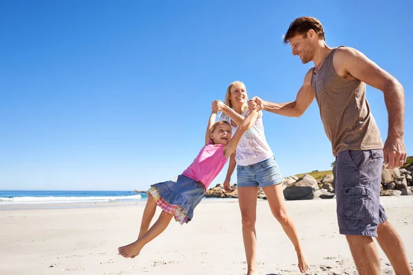 Прогуливаюсь Счастливая Молодая Семья Прогуливается Пляжу — стоковое фото