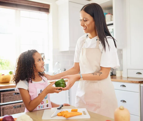 Alimentación Aprendizaje Cocina Por Parte Madre Hija Una Cocina Enseñando — Foto de Stock