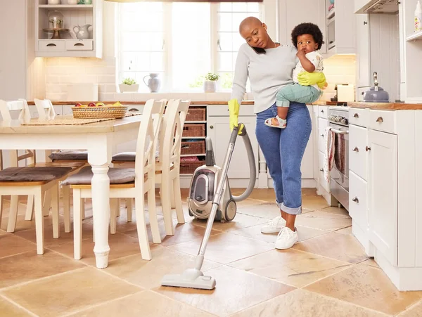 Multitasking Skill Mine Shot Young Mother Call While Vacuuming Home — Stock Photo, Image