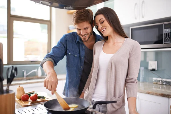 Les Choses Chauffent Dans Cuisine Jeune Couple Qui Prépare Dîner — Photo