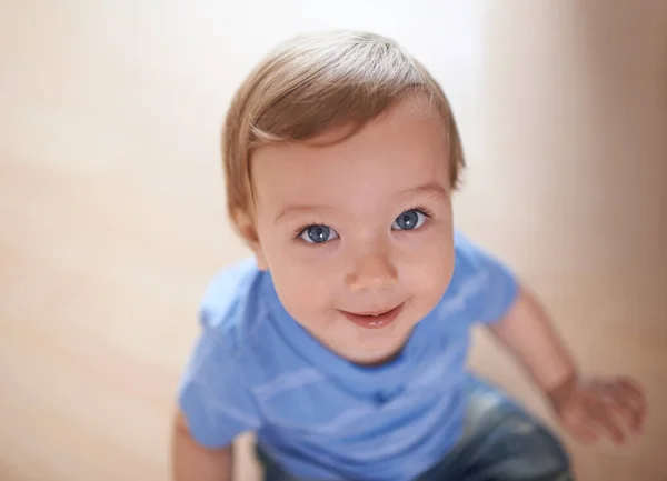 Sorriso Mais Bonito Uma Criança Adorável Olhando Para Câmera Chão — Fotografia de Stock
