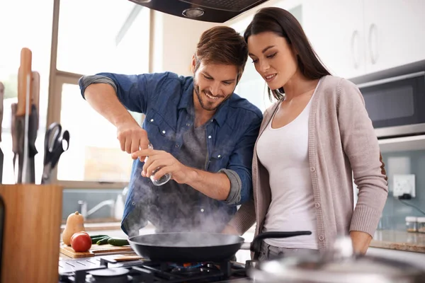 Adicionar Pouco Tempero Relação Jovem Casal Fazendo Jantar Juntos Casa — Fotografia de Stock