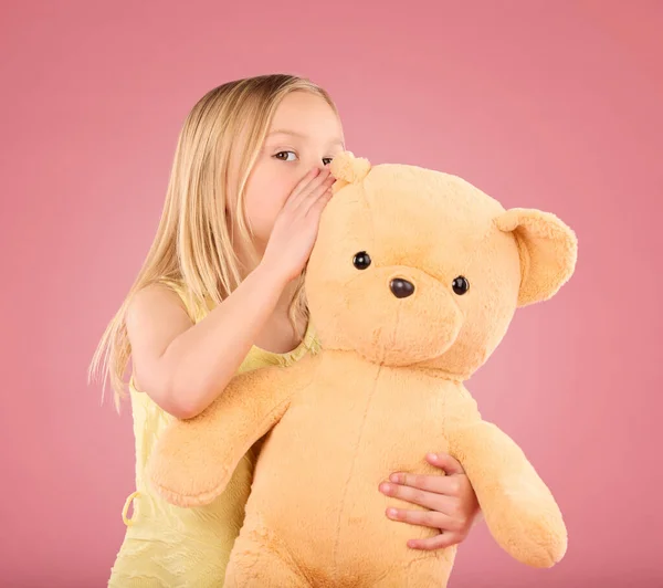テディ 秘密と若い女の子はスタジオでおもちゃのクマに話し ささやく 一緒に幸せな議論で孤立したピンクの背景を持つおもちゃのための愛とケアと遊ぶ 子供と結合 — ストック写真