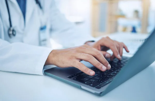 Ręce Laptop Opieka Zdrowotna Lekarzem Piszącym Badań Przeszukującym Internet Szpitalu — Zdjęcie stockowe