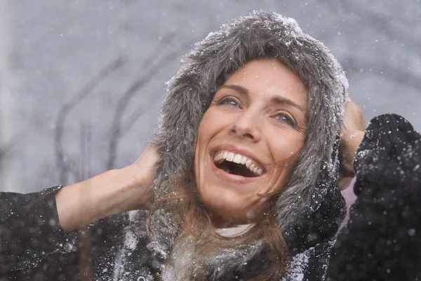 Люблять Перший Снігопад Приваблива Жінка Насолоджується Собою Вулиці Снігу — стокове фото