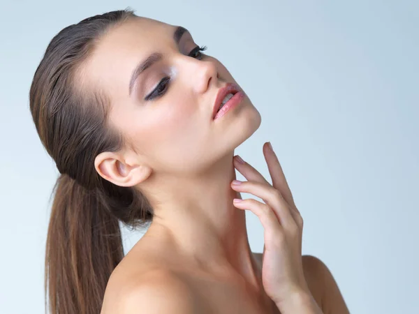 Huid Schoonheid Vrouw Met Cosmetica Dermatologie Verzorging Tegen Een Blauwe — Stockfoto