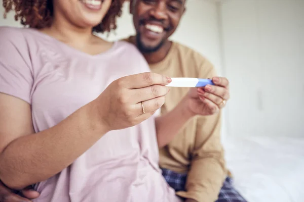 Test Ciążowy Rękach Szczęście Płodnością Ludzi Mających Dziecko Szczęśliwa Para — Zdjęcie stockowe