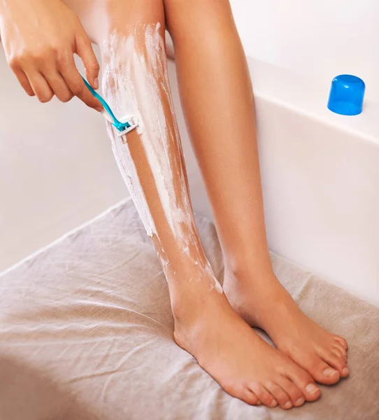 Kıl Payı Kurtulduk Bir Kadının Bacaklarını Tıraş Edişinin Görüntüsü — Stok fotoğraf