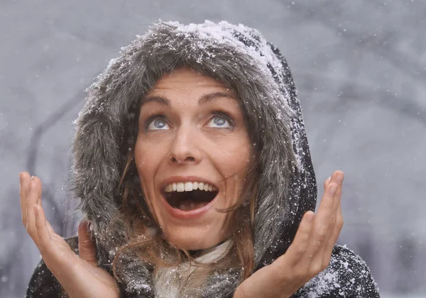 Λατρεύω Την Πρώτη Χιονόπτωση Μια Ελκυστική Γυναίκα Διασκεδάζει Έξω Στο — Φωτογραφία Αρχείου