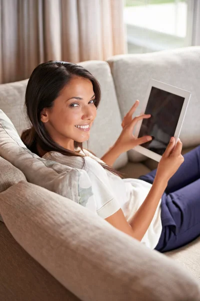 Połączony Kanapie Atrakcyjna Młoda Kobieta Korzystająca Tabletu Cyfrowego Podczas Siedzenia — Zdjęcie stockowe