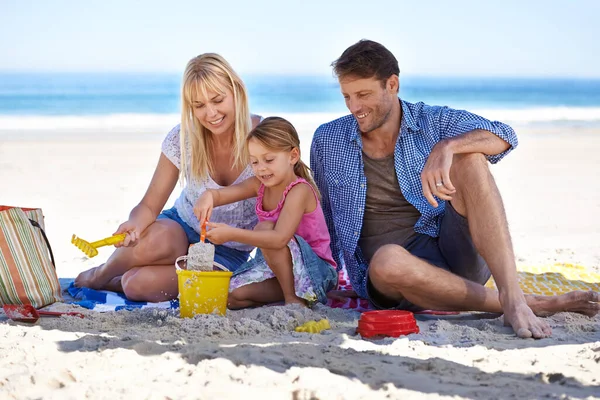 Делаю Замок Песка Счастливая Молодая Семья Развлекающаяся Пляже — стоковое фото