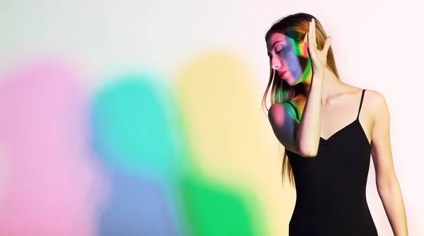 Licht Schoonheid Mode Met Vrouw Studio Voor Creatieve Esthetische Neon — Stockfoto