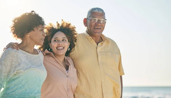 両親と大人の娘 ビーチでの旅行と休暇 笑顔と自由を持つ愛とケア屋外 オーストラリアでの休暇中の海による支援 団結と幸福 老人と女性 — ストック写真